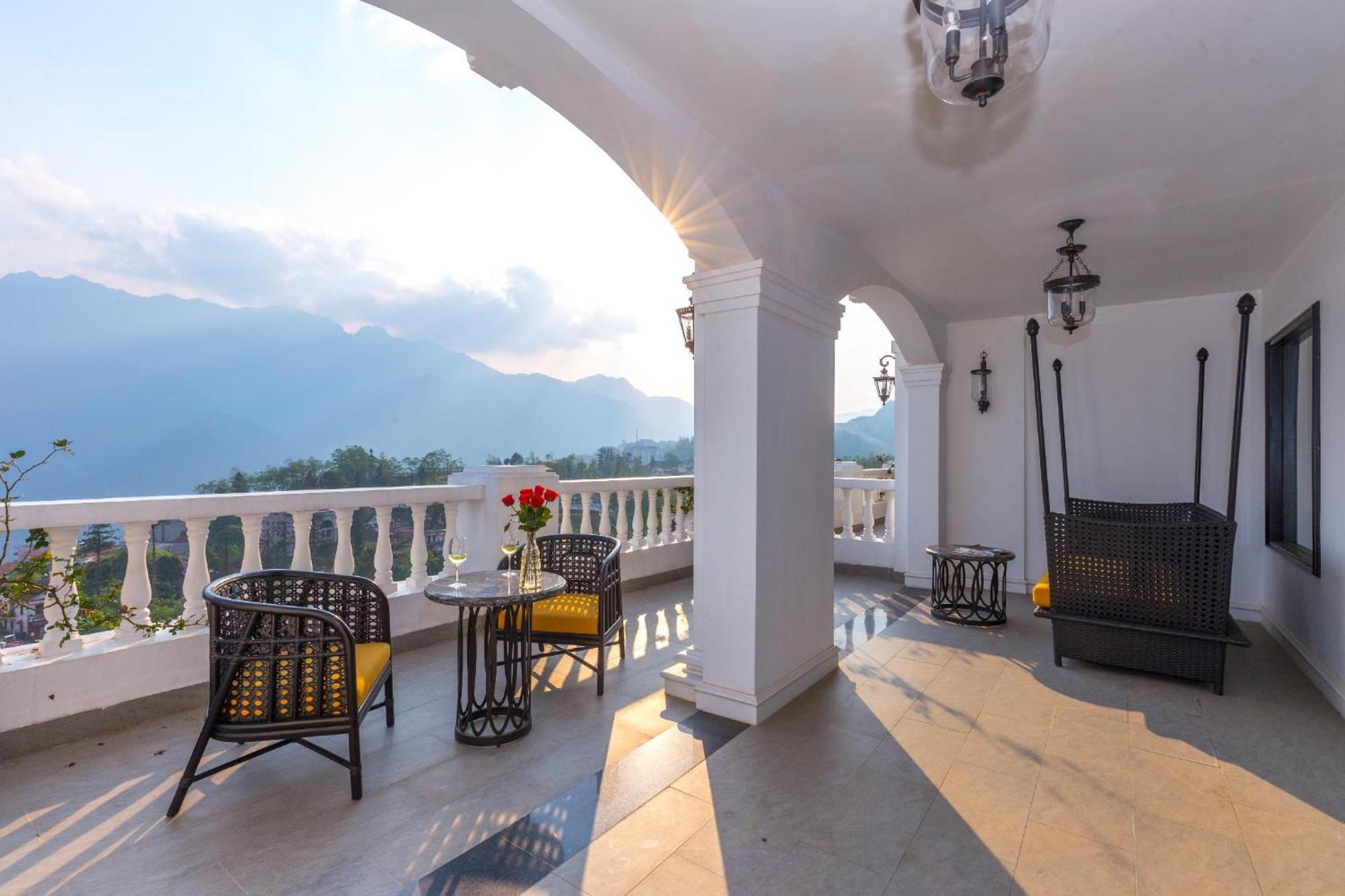 Silk Path Grand Sapa Resort & Spa Экстерьер фото The verandah of the hotel