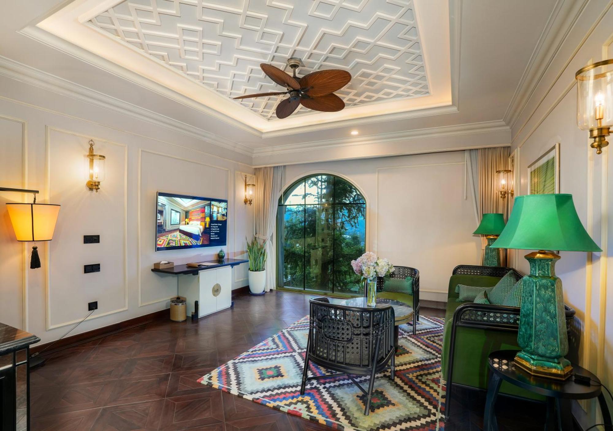 Silk Path Grand Sapa Resort & Spa Экстерьер фото A living room at the hotel