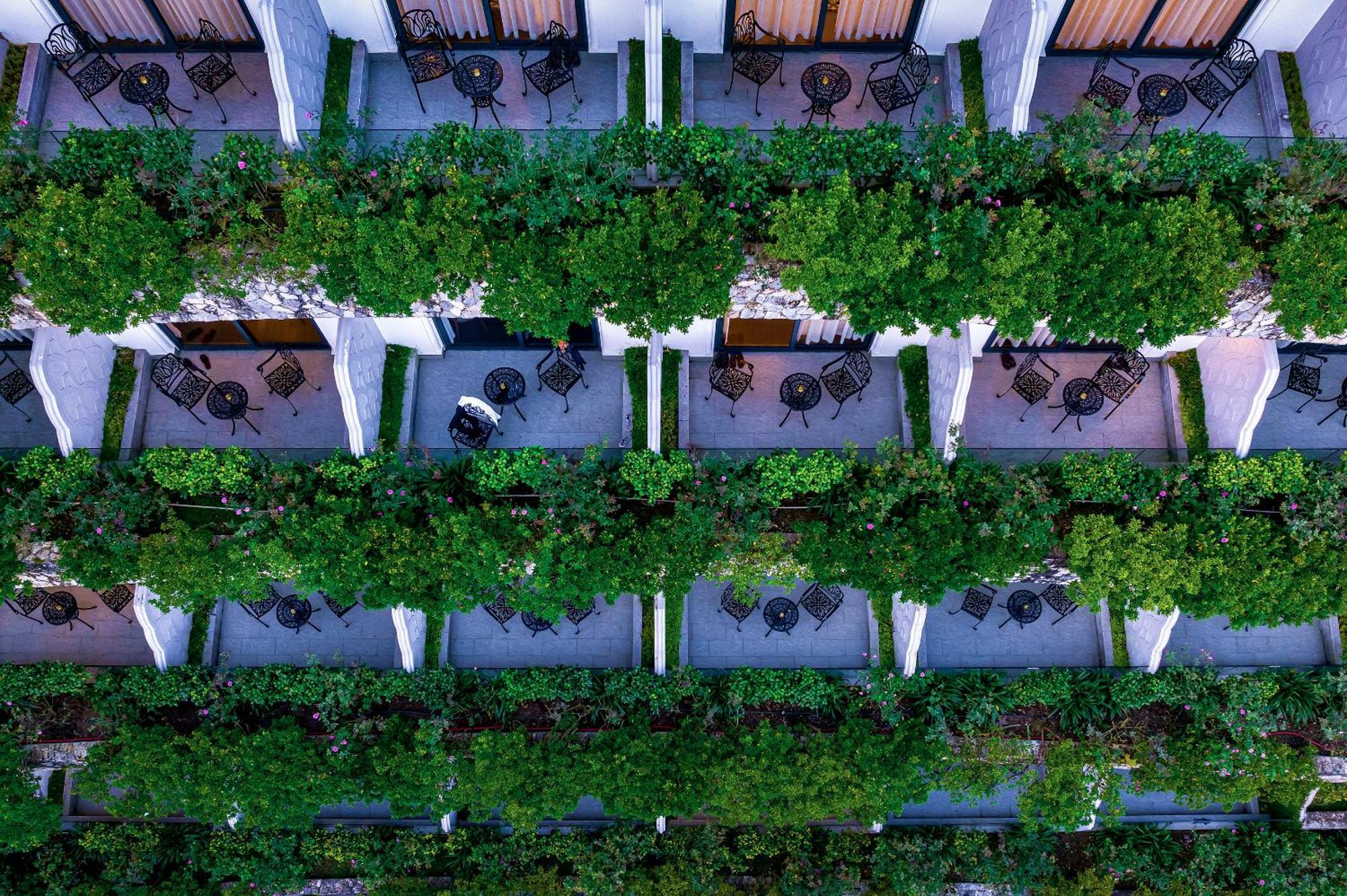 Silk Path Grand Sapa Resort & Spa Экстерьер фото The hotel's courtyard