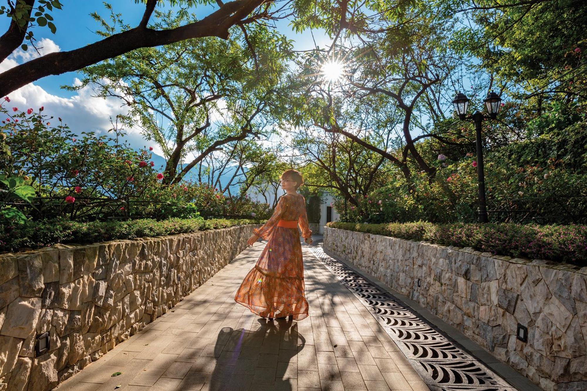 Silk Path Grand Sapa Resort & Spa Экстерьер фото A woman walking in the park