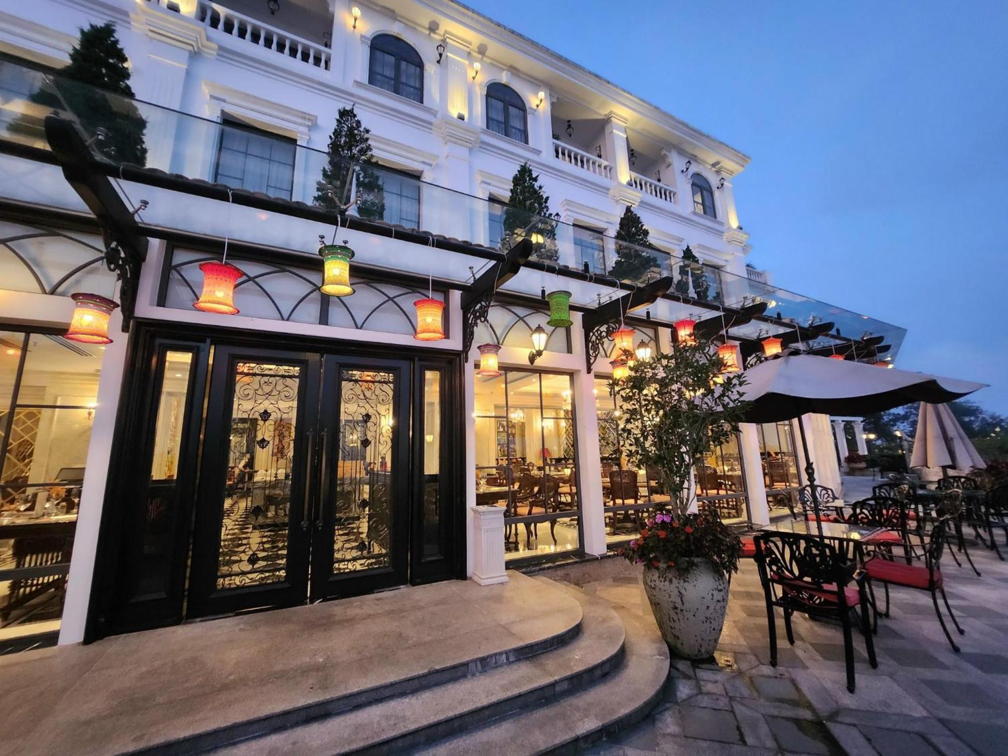 Silk Path Grand Sapa Resort & Spa Экстерьер фото The restaurant at the hotel