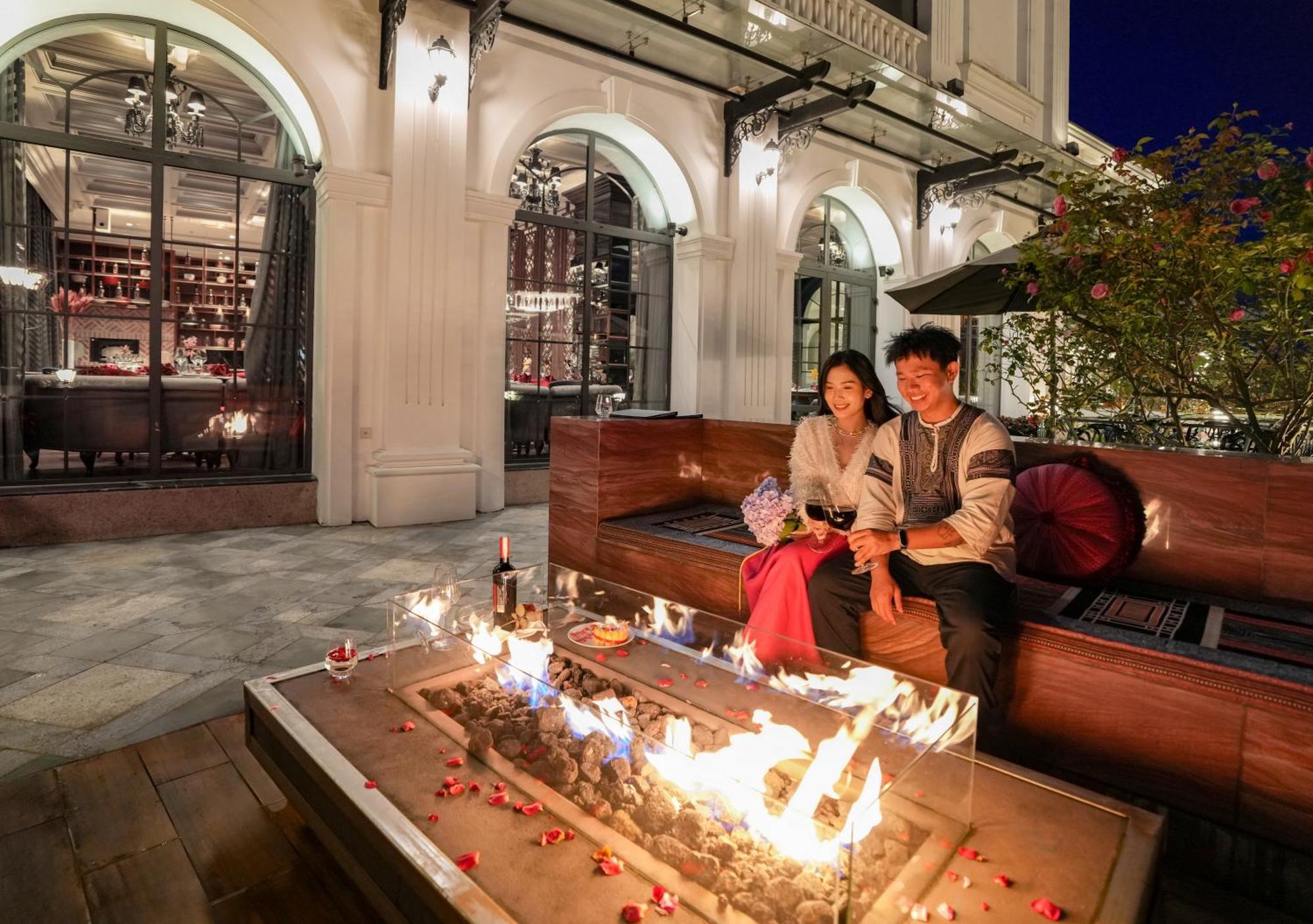 Silk Path Grand Sapa Resort & Spa Экстерьер фото The outdoor fireplace at the hotel