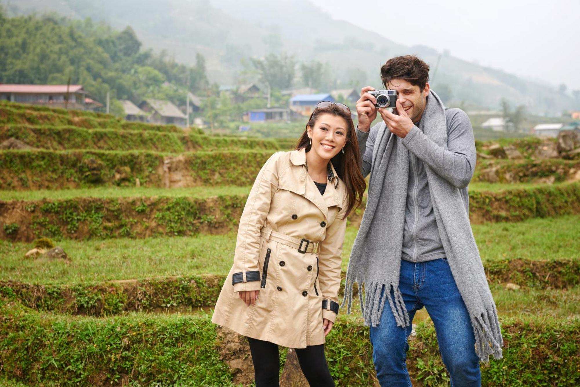 Silk Path Grand Sapa Resort & Spa Экстерьер фото A couple taking a photo together