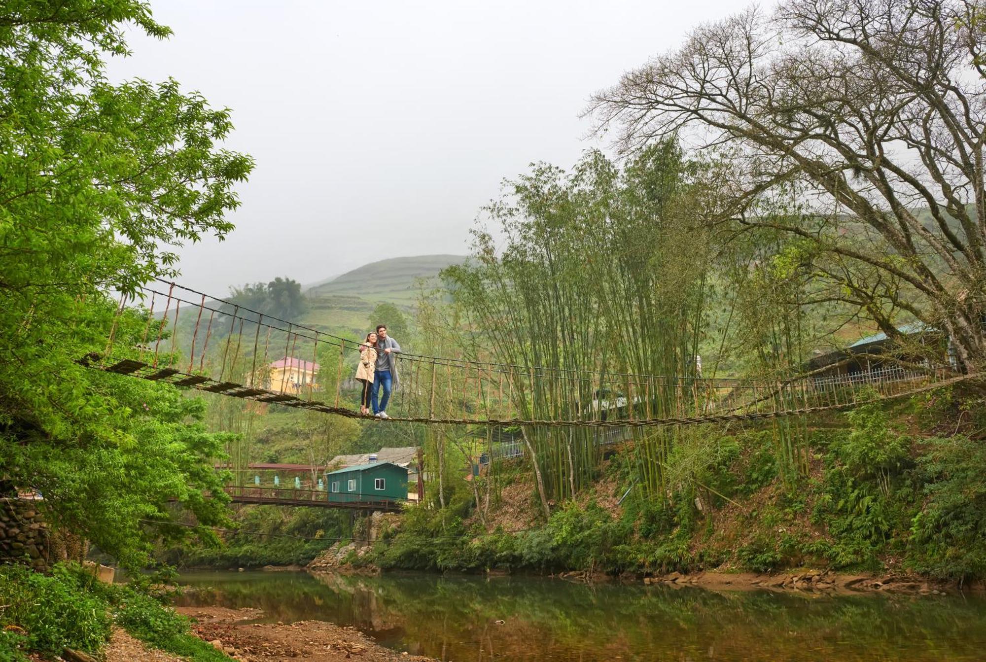 Silk Path Grand Sapa Resort & Spa Экстерьер фото The bridge at the entrance to the village