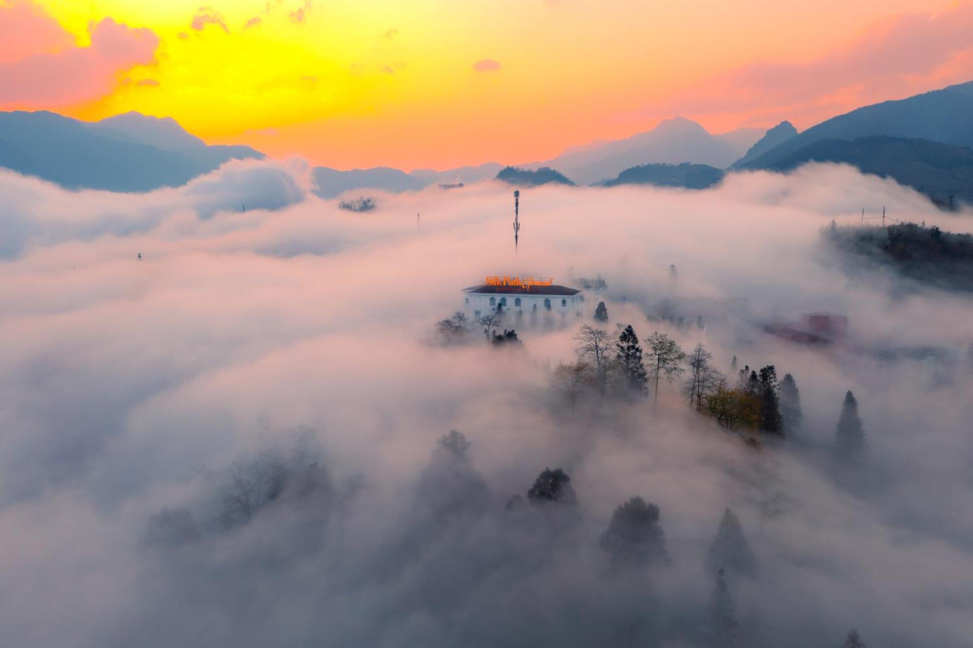 Silk Path Grand Sapa Resort & Spa Экстерьер фото The summit of the mountain